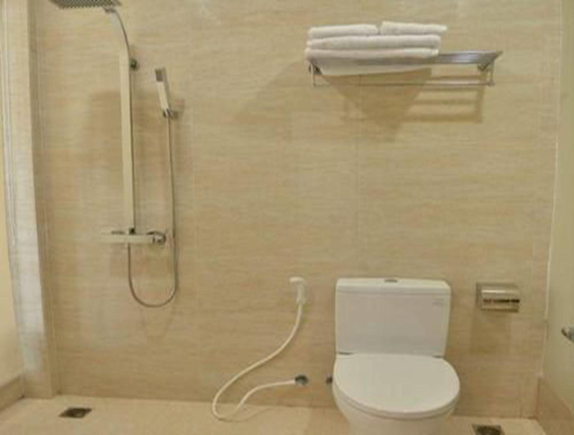 Hotel Myitkyinā Kültér fotó